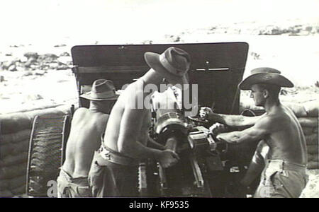 Une photographie en noir et blanc d'un canon d'artillerie de 18 livres et de son équipage stationné sur l'île de Moreton, Queensland, en novembre 1943 pendant la première Guerre mondiale L'image capture un moment de la guerre sur le théâtre du Pacifique. Banque D'Images