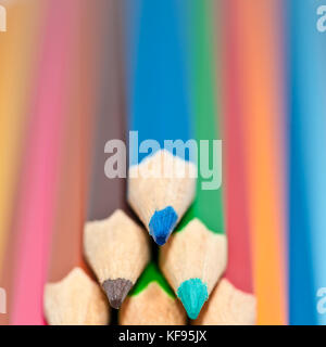 Une collection de crayons de couleur empilés. Les couleurs se mélangent l'un dans l'autre. Banque D'Images