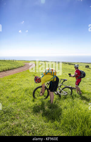 Usa, Hawaii, la grande île, les vététistes se prépare à pu'uhue ride road trail off road de 250 au sud d'hapuna Banque D'Images