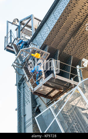 Les touristes grimper dans la célèbre Sydney Harbour Bridge à Sydney en Australie. Banque D'Images