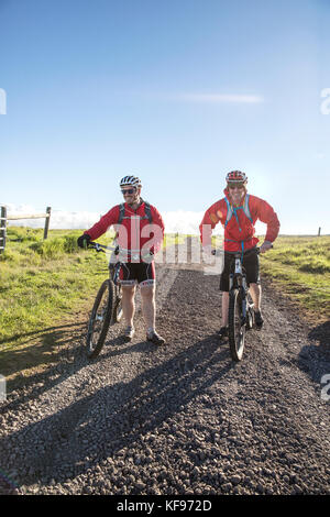 Usa, Hawaii, la grande île, le journaliste Daniel duane et chef seamus mullens préparez-vous à vtt sur la route de mana à la base du volcan Kiluea Banque D'Images