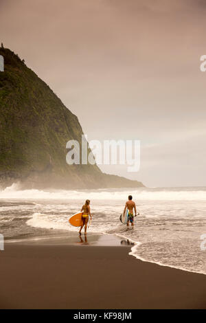 Usa, Hawaii, la grande île, paddle boarders donica et Abraham shouse dans la vallée waipio Banque D'Images