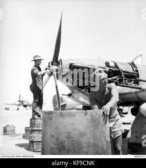 451 Squadron RAAF ouragan d'installation de l'hélice l'Egypte circa 1943 AWM MEA0533 Banque D'Images