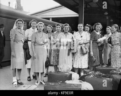 Cette photographie capture l'arrivée de victimes allemandes de Raider à la gare centrale du Queensland, où elles ont été accueillies par le gouverneur général et Lady Gowrie. Il reflète un moment important en temps de guerre, mettant en évidence l'impact humain du conflit. Banque D'Images