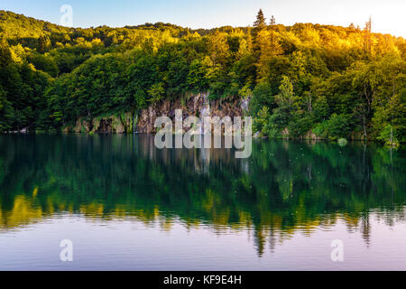 En raison de la chute d'eau dans un lac dans la soirée au parc national des lacs de Plitvice Banque D'Images