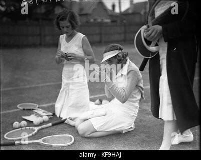 Une photographie franche montrant Mlle E McColl et Mlle Nina Vickery en train de se maquiller, probablement dans les coulisses ou sur le plateau pendant une performance. Banque D'Images