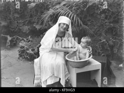 8328 comédie musicale star Dorothy Brunton lave un bébé Banque D'Images