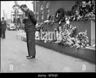 Photographie historique du contingent néo-zélandais lors de la commémoration de la Journée Anzac en 1937. Cet événement a honoré les soldats de Nouvelle-Zélande et d'Australie qui ont servi pendant la première Guerre mondiale, marquant un moment important dans l'histoire militaire. Banque D'Images