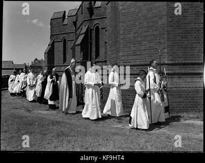 Cathédrale 31343 service coordination menée par l'évêque de Newcastle Rt Rev F de Witt Candidats Batty Revs UN Fowler W Turvey H Grayston Dr J Walker tous les diacres et Rev E Barker prêtre Banque D'Images