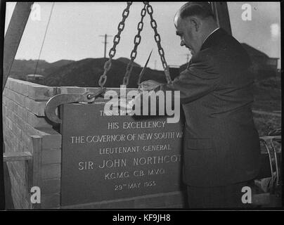 Photographie historique du lieutenant-général Sir John Northcott, gouverneur de Nouvelle-Galles du Sud, lors de sa visite à Newcastle. L'image reflète sa présence officielle et son rôle dans la gouvernance de la région. Banque D'Images