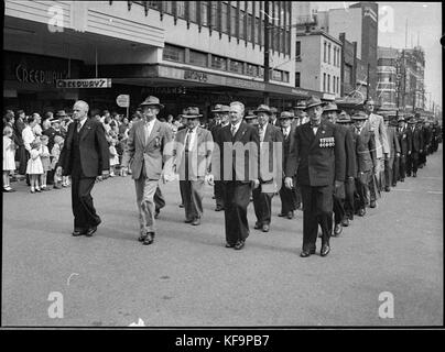 Cette photographie capture la marche de l'Anzac Day, un événement important en Australie et en Nouvelle-Zélande, commémorant les soldats qui ont combattu pendant la première Guerre mondiale et les conflits ultérieurs. La marche symbolise le souvenir national et le patriotisme. Banque D'Images