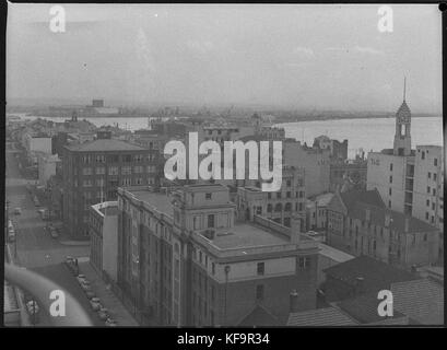 L'image montre King Street à Newcastle, avec Newcastle Harbour et un chantier naval en arrière-plan. Il représente le paysage urbain avec des influences industrielles et maritimes. Banque D'Images
