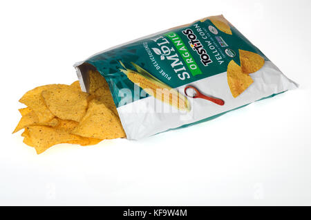 Sac de Frito-Lay Tostitos biologiques simplement chips de maïs jaune Banque D'Images