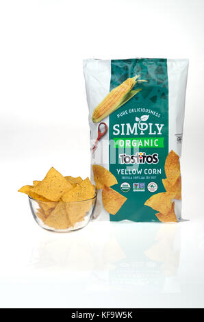 Sac de Frito-Lay Tostitos biologiques simplement chips de maïs jaune Banque D'Images