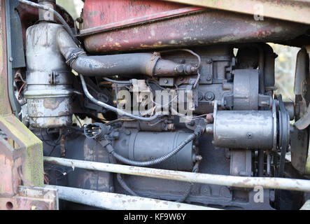 Close-up du moteur sur un vieux tracteur Massey Ferguson Banque D'Images