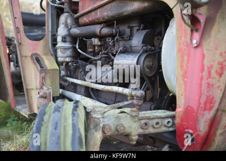 Close-up du moteur sur un vieux tracteur Massey Ferguson Banque D'Images