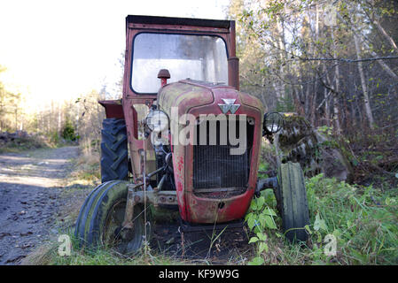 Vieux tracteur agricole Massey Ferguson Banque D'Images