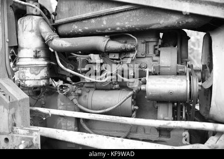 Close-up du moteur sur un vieux tracteur agricole Massey Ferguson (noir et blanc) Banque D'Images