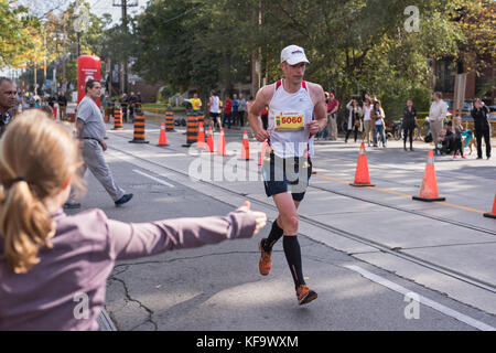 TORONTO, ON/CANADA - 22 OCT 2017 : un coureur de marathon franchissant le point de retournement de 33 km au marathon riverain de Toronto de la Banque Scotia 2017. Banque D'Images