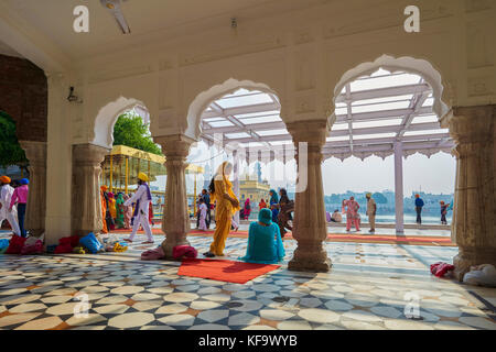 L'Inde, Punjab, Amritsar, pèlerins dans le temple d'or d'Amritsar. Le temple est le plus saint de culte pour la communauté sikh Banque D'Images