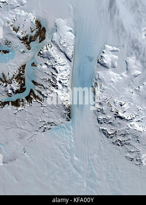 Situé à proximité de la station McMurdo, la principale base américaine de recherche sur l'Antarctique, le Glacier Byrd par un profond plonge, 15-mile de large vallée. Banque D'Images