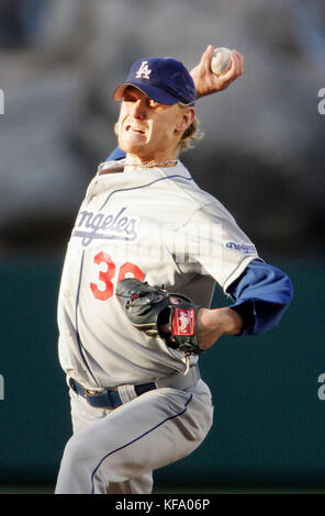 Jeff Weaver, lanceur des Dodgers de Los Angeles, affronte les Angels de Los Angeles lors de la première manche à Anaheim, Calif, le vendredi 24 juin 2005. Photo de Francis Specker Banque D'Images