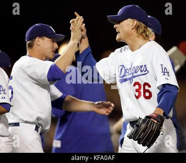 Le lanceur des Dodgers de Los Angeles, Jeff Weaver, droite, est félicité par son coéquipier Mike Edwards après avoir complété une formation de trois touchés, par jeu blanc de 7-0 contre les Rockies du Colorado à los angeles le lundi, sept. 12, 2005. photo par francis specker Banque D'Images