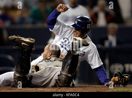 Jeff Kent des Dodgers de Los Angeles, à droite, glisse à domicile en passant devant Ryan Doumit, le receveur des Pirates de Pittsburgh, sur un choix de terrain chargé de bases dans la septième manche à Los Angeles le lundi 26 septembre 2005. Photo de Francis Specker Banque D'Images