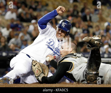 Jeff Kent des Dodgers de Los Angeles, à gauche, glisse à domicile en passant devant Ryan Doumit, le receveur des Pirates de Pittsburgh, sur un choix de terrain chargé de bases dans la septième manche à Los Angeles le lundi 26 septembre 2005. Les Dodgers ont gagné, 9-4. Photo de Francis Specker Banque D'Images