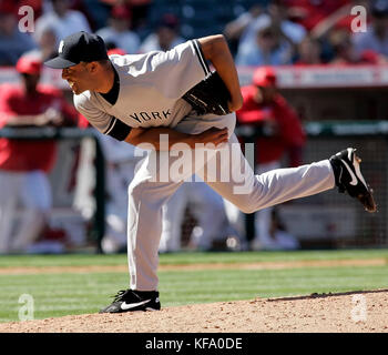 Le lanceur de secours New York Yankees Mariano Rivera lance contre les Anges de Los Angeles dans le neuvième repas d'un match de baseball à Anaheim, en Californie, le dimanche 9 avril 2006. Les Yankees ont gagné, 10-1. Photo de Francis Specker Banque D'Images