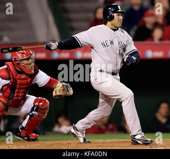 Johnny Damon des New York Yankees frappe un double de la RBI contre Kelvim Escobar, lanceur des Angels de Los Angeles, alors que Jose Molina, à gauche, regarde lors de la cinquième manche d'un match de baseball à Anaheim, Calif, le vendredi 7 avril 2006. Photo de Francis Specker Banque D'Images