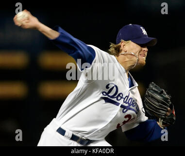 Jeff Weaver, lanceur des Dodgers de Los Angeles, affronte les Diamondbacks de l'Arizona en première manche à Los Angeles le mardi 27 septembre 2005. Photo de Francis Specker Banque D'Images