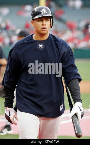 Des Yankees de New York Alex Rodriguez retourne à l'étang-réservoir après la pratique au bâton avant son match contre les Los Angeles Angels de Anaheim, Californie le vendredi 7 avril 2006. Photo par Francis Specker Banque D'Images