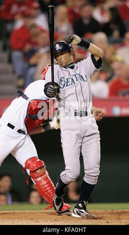 Ichiro Suzuki des Seattle Mariners, du Japon, à droite, tente de sortir du chemin du capteur des Anges de Los Angeles Mike Napoli lancer qui a attrapé Yuniesky Betancourt de Mariners sur une tentative de vol à la deuxième base pendant le quatrième repas d'un match de baseball à Anaheim, en Californie, vendredi, 12 mai 2006. Les Anges ont gagné, 12-7. Photo de Francis Specker Banque D'Images