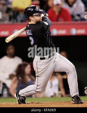 Aaron Hill des Blue Jays de Toronto a fait un double de RBI au départ du pichet de secours des Anges de Los Angeles, Francisco Rodgriguez, dans le dixième repas d'un match de baseball à Anaheim, en Californie, jeudi, 18 mai 2006. Photo de Francis Specker Banque D'Images