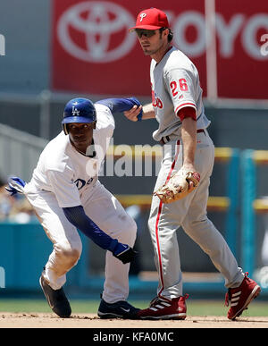 Chase Utley, deuxième basiste des Philadelphia Phillies, à droite, aide Kenny Lofton des Dodgers de Los Angeles après avoir forcé Lofton à sortir au second rang et terminé un double match sur Ramon Martinez des Dodgers dans le quatrième repas d'un match de baseball à Los Angeles dimanche, 4 juin 2006. Photo de Francis Specker Banque D'Images