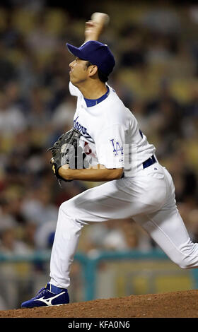 Le pichet de secours des Dodgers de Los Angeles Takashi Saito, du Japon, se lance contre les mets de New York lors du neuvième repas d'un match de baseball à Los Angeles lundi, 5 juin 2006. Photo de Francis Specker Banque D'Images