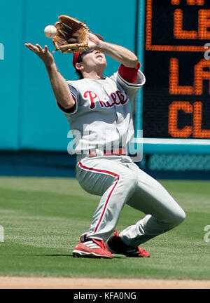 Chase Utley, deuxième baseur des Phillies de Philadelphie, perd la vue sur le ballon au soleil lors d'une mouche sur le terrain frappée par Joel Guzman des Dodgers de Los Angeles qui a marqué une course dans le premier repas d'un match de baseball à Los Angeles samedi, 3 juin 2006. Dodgers's J.D, a marqué sur le jeu qui a été marqué un seul. Photo de Francis Specker Banque D'Images