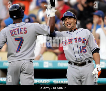 José Reyes, à gauche, de New York mets, est accueilli par son coéquipier Carlos Beltran après une course à domicile au départ du lanceur de Dodgers de Los Angeles, Brett Tomko, lors du premier repas d'un match de baseball à Los Angeles lundi, 5 juin 2006. Photo de Francis Specker Banque D'Images