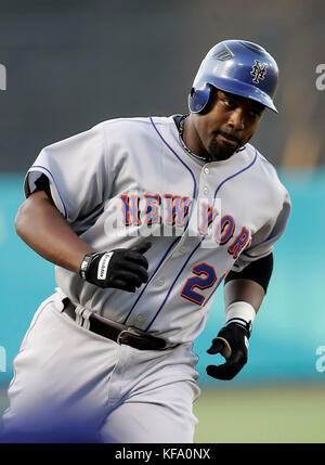 Carlos Delgado, de New York mets, fait le tour des bases après avoir frappé un homer à deux tours au large de Brett Tomko, le pichet des Dodgers de Los Angeles, lors du premier repas d'un match de baseball à Los Angeles, le lundi 5 juin 2006. Photo de Francis Specker Banque D'Images