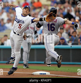 Le premier bassiste des Dodgers de Los Angeles, Nomar Garciaparra, à gauche, plonge à deux pas tandis que Paul Lo Duca des mets de New York court au premier pour un single infield lors du premier repas d'un match de baseball à Los Angeles mardi, 6 juin 2006. Photo de Francis Specker Banque D'Images