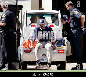 San Diego Padres, terrain gauche Dave Roberts, centre, Est retiré du terrain par une voiturette après s'être blessé en essayant de faire une prise de glissement d'un ballon de mouche frappé par Dallas McPherson des Los Angeles Angels qui a donné lieu à un homer à deux tours dans le parc dans le sixième repas d'un match de baseball à Anaheim, en Californie, samedi, 17 juin 2006. Les Anges ont gagné 3-2. Photo de Francis Specker Banque D'Images