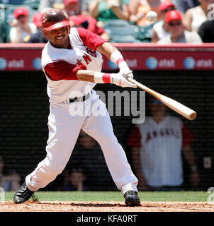 Le Cabrera Orlando des Anges de Los Angeles regarde son double-côté du lanceur des Dodgers de Los Angeles Chad Billingsley dans le troisième repas d'un match de baseball interligue à Anaheim, en Californie, le dimanche, 2 juillet 2006. Angels Chone Figgins a marqué à partir de la première base sur le jeu quand Dodgers droit fielder J.D. Drew a commis une erreur de lancement. Photo de Francis Specker Banque D'Images