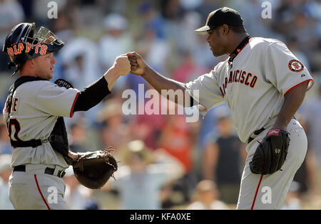 Le pichet de secours des Giants de San Francisco Armando Benitez, à droite, célèbre avec le receveur Todd Greene après avoir battu les Dodgers de Los Angeles 11-7 dans un match de baseball à Los Angeles samedi, 8 juillet 2006. Photo de Francis Specker Banque D'Images