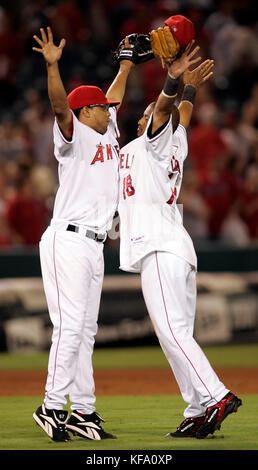 Le pichet de secours des Anges de Los Angeles, Francisco Rodriguez, à gauche, célèbre avec son coéquipier Orlando Cabrera après leur victoire de 7-5 sur les Cleveland Indians dans un match de baseball à Anaheim, en Californie, mardi, 18 juillet 2006. Photo de Francis Specker Banque D'Images