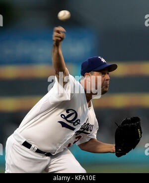 Greg Maddux des Dodgers de Los Angeles s'oppose aux Rocheuses du Colorado lors du premier repas d'un match de baseball à Los Angeles, le mardi 8 août 2006. Photo de Francis Specker Banque D'Images