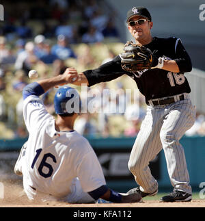 Le deuxième baseur des Colorado Rockies, Kazuo Matsui, du Japon, force Andre Evier de Los Angeles Dodgers à la deuxième base et se lance pour terminer un double jeu sur Olmedo Saenz dans le huitième repas d'un match de baseball à Los Angeles le dimanche 3 septembre 2006. Photo de Francis Specker Banque D'Images