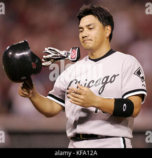 Tadahito Iguchi de Chicago White Sox, du Japon, fait virer son gant dans l'air après qu'il a été doublé sur la première base d'une course de Jéramine Dye à la ligne d'entrée contre les Anges de Los Angeles dans le quatrième repas d'un match de baseball à Anaheim, en Californie, le lundi 11 septembre 2006. Chicago a gagné 3-2. Photo de Francis Specker Banque D'Images