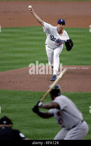 Greg Maddux de Los Angeles Dodgers se présente à Carlos Delgado de New York mets dans le premier dîner du match 3 de la série de baseball des NLDS à Los Angeles le samedi 7 octobre 2006. Photo de Francis Specker Banque D'Images