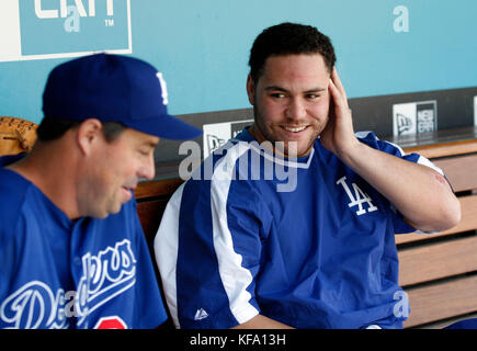 Russell Martin de Los Angeles Dodgers, à droite, parle au lanceur Greg Maddux dans le dugout avant le match 3 de la série de baseball des NLDS à Los Angeles le samedi 7 octobre 2006. Photo de Francis Specker Banque D'Images